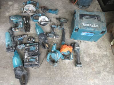 un grand nombre d'outils posés à même le sol