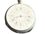une horloge avec des chiffres romains sur fond blanc