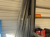 un tas d'outils dans un garage situé à côté d'un bâtiment