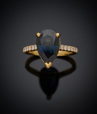 une bague sertie d'un saphir en forme de poire et de diamants