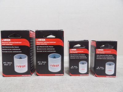 trois boîtes de purificateurs d'air posées les unes à côté des autres sur une table