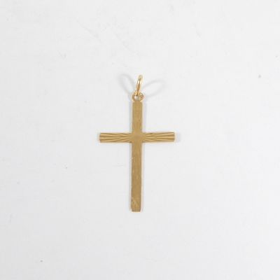 pendentif en forme de croix plaqué or sur fond blanc