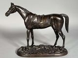statue en bronze représentant un cheval avec une selle sur le dos