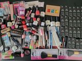 beaucoup de maquillage et de produits de maquillage sur la table