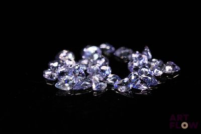 un gros plan sur un bouquet de diamants bleus posés sur une surface noire