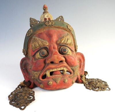 un masque rouge entouré d'une chaîne, sur un fond blanc