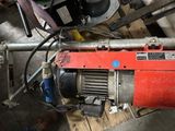 une machine posée sur une palette dans un garage