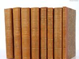 plusieurs vieux livres sont empilés sur une surface blanche