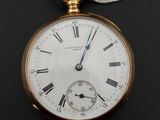 une montre de poche en or avec des chiffres romains sur le cadran