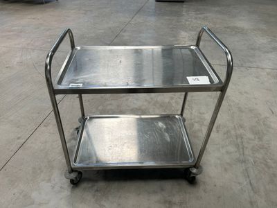 un chariot métallique posé sur le sol