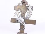 une croix en métal surmontée d'un oiseau