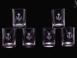 six verres à shot ornés d'ancres sur fond noir