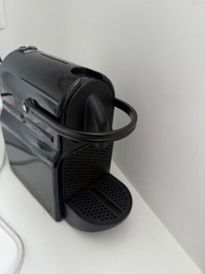 une cafetière noire posée sur un plan de travail à côté d'un évier