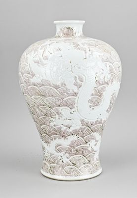 un vase blanc orné d'un motif sur fond gris
