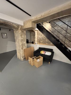 Fort lot de mobilier comprenant :