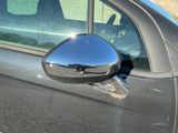 reflet du rétroviseur latéral d'une voiture sur le côté de celle-ci