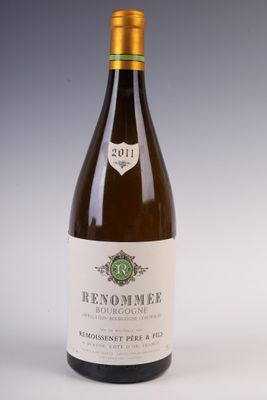 la bouteille de vin est posée sur la table, prête à être consommée