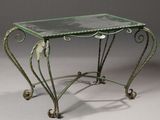 une petite table avec un plateau en verre sur fond gris