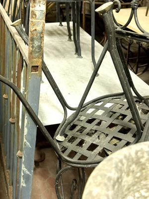 many chairs and tables that are outside in the sun