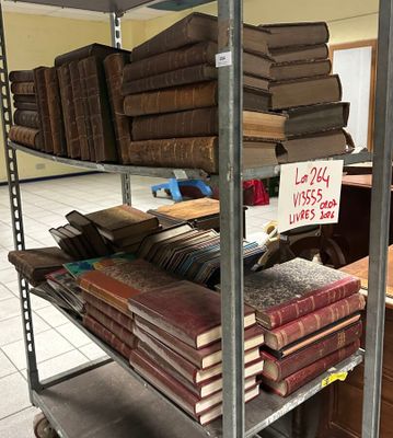 beaucoup de livres sur une étagère dans une pièce