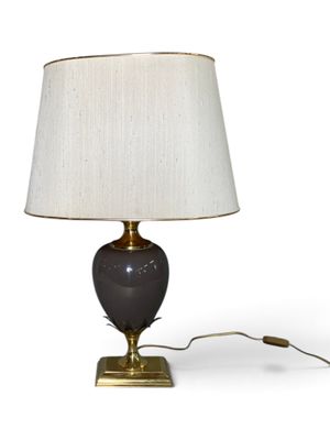 une image d'une lampe de table avec un abat-jour blanc