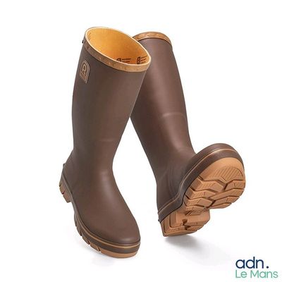 ces bottes sont marron et marron, avec des semelles marron