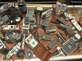 de nombreux appareils photo anciens exposés dans une vitrine