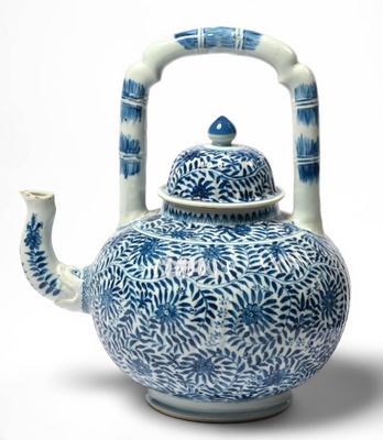 Grande théière en porcelaine à décor bleu et blanc de "Fleur…