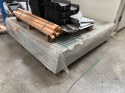 plusieurs pièces de bois sont empilées sur une palette dans un entrepôt