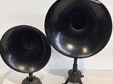 paire de phonons noirs anciens montés sur des trépieds