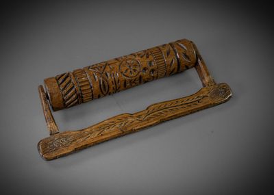 un vieux porte-rouleau en bois orné de sculptures