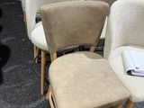 plusieurs chaises alignées