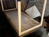 un lit encastré dans un mur d'une pièce