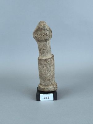 une image représentant une statue en pierre d'un homme portant un chapeau sur la tête