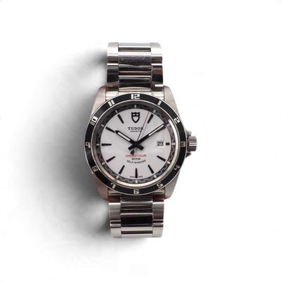 une image d'une montre sur une surface blanche avec un fond blanc