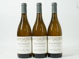 trois bouteilles de vin posées sur une table blanche