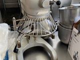 un mixeur posé sur une table dans une cuisine