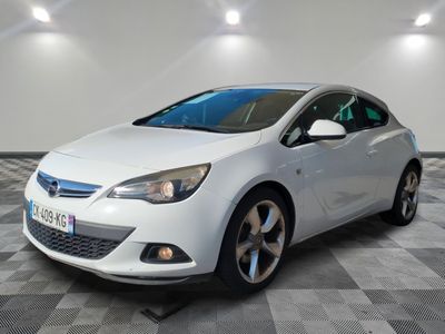 une photo d'une Opel blanche garée dans un garage