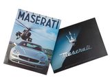 Le livre est ouvert sur une photo d'une Maserati.