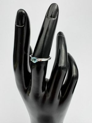 une image représentant une main avec une bague au doigt