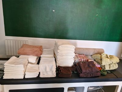 une table sur laquelle sont posées plusieurs serviettes pliées