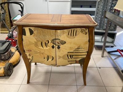 une armoire en bois ornée d'un motif, dans une pièce