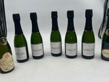 six bouteilles de vin sont alignées dans une rangée
