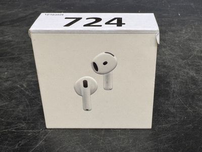 une boîte contenant deux AirPods, posée sur une table