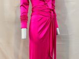 une robe rose de femme sur un mannequin, un mannequin, un mannequin, un mannequin, un mannequin, un mannequin, un mannequin, un mannequin