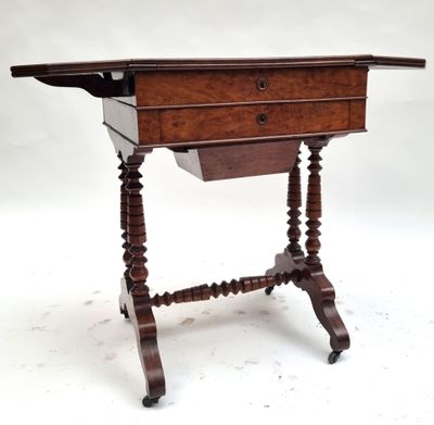 une vieille table en bois surmontée d'un tiroir