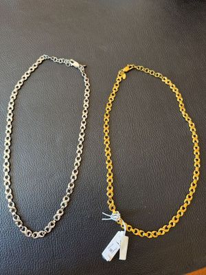 deux colliers à chaîne en or et en argent, ornés de pendentifs