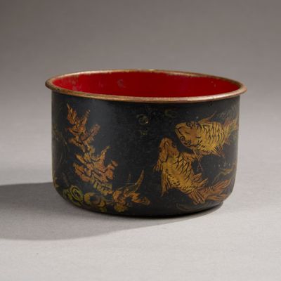Coupe cylindrique en tôle émaillée à décor de carpes dorées,…