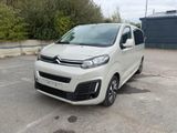 la petite camionnette blanche est garée dans le parking