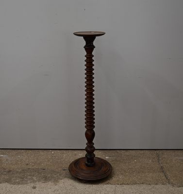 un grand bougeoir en bois avec un socle en bois
